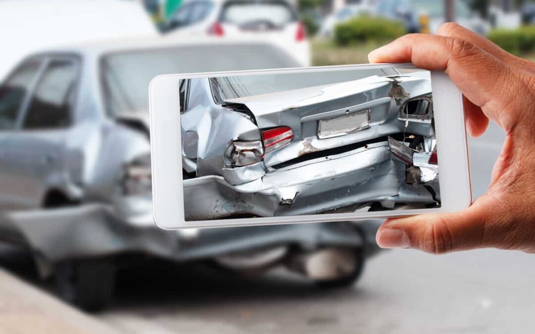 交通事故の後に何を写真に撮るべきか