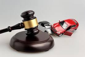 لماذا يجب عليك الاستعانة بمحامي متخصص في حوادث السيارات